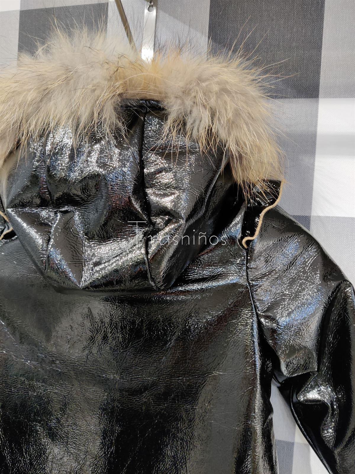 Chubasquero charol negro con capucha pelo La Martinica